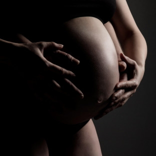 Babybauchfoto mit Partner im Studio Pinneberg