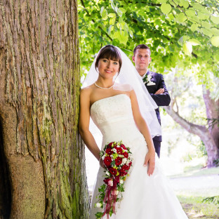 Romantisches Hochzeitsfoto im Wald