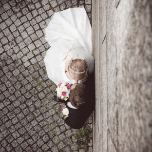 Hochzeitspaar von oben fotografiert