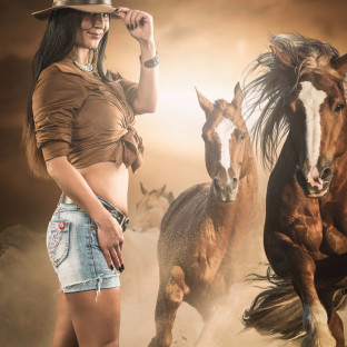 Frau mit Pferden beim Fotoshooting