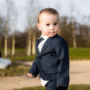 Kind mit Brautpaar auf Golfplatz