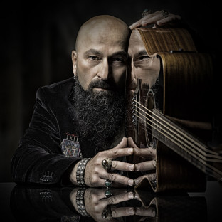 Mann mit Gitarre im Fotostudio