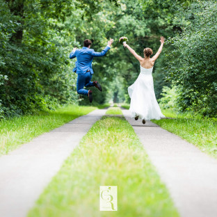 Sprungfoto Hochzeit auf Feldweg in Wedel