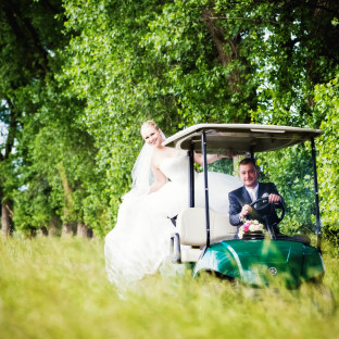 Brautpaar auf Golfcaddy - Golfplatz Glinde